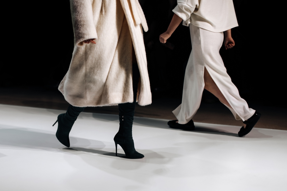 Femeie purtând un palton oversize elegant